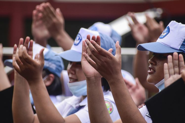 Sistem pendidikan di Indonesia, khususnya di Kalimantan, terus mengalami perkembangan yang signifikan. Sekolah Menengah Atas (SMA) sebagai jenjang pendidikan yang mempersiapkan siswa untuk memasuki perguruan tinggi memiliki peranan yang sangat vital. Salah satu daerah yang dikenal memiliki sekolah-sekolah unggulan adalah Kabupaten Banjar. Dalam artikel ini, kita akan membahas 25 SMA terbaik di Kalimantan pada tahun 2022, dengan penekanan khusus pada peringkat pertama yang terletak di Kabupaten Banjar. Melalui pemaparan ini, diharapkan para orang tua dan calon siswa dapat lebih memahami kualitas pendidikan di SMA-SMA tersebut, serta karakteristik yang menjadikan mereka unggul. 1. Kriteria Penilaian SMA Terbaik Penilaian terhadap SMA terbaik di Kalimantan tidak bisa sembarangan. Ada beberapa kriteria yang menjadi dasar dalam menentukan kualitas sebuah institusi pendidikan. Berikut beberapa kriteria yang biasanya menjadi acuan: a. Akreditasi Sekolah Akreditasi merupakan salah satu indikator penting dalam menilai kualitas sekolah. Sekolah yang terakreditasi dengan nilai baik menunjukkan bahwa mereka memenuhi standar pendidikan yang telah ditetapkan oleh pemerintah. b. Prestasi Akademik Prestasi akademik siswa, baik dalam ujian nasional maupun kompetisi akademik lainnya, menjadi salah satu tolok ukur penting. Sekolah yang mampu menghasilkan siswa-siswa berprestasi akan lebih dihargai. c. Fasilitas Pendidikan Fasilitas yang dimiliki oleh sekolah, seperti laboratorium, perpustakaan, dan ruang kelas yang nyaman, sangat berpengaruh terhadap proses pembelajaran. Sekolah dengan fasilitas lengkap cenderung memberikan pengalaman belajar yang lebih baik. d. Kurikulum dan Ekstra Kurikuler Kualitas kurikulum yang diterapkan serta keberagaman kegiatan ekstra kurikuler juga menjadi faktor penilaian. Sekolah yang memperhatikan kedua aspek ini biasanya lebih mampu membekali siswa dengan keterampilan yang dibutuhkan di masa depan. e. Pengalaman dan Kualifikasi Guru Kualitas pengajar sangat berpengaruh terhadap prestasi siswa. Sekolah yang memiliki guru-guru berkualitas dan berpengalaman cenderung lebih berhasil dalam menciptakan lingkungan belajar yang efektif. Dengan mempertimbangkan kriteria-kriteria di atas, kita dapat memperoleh gambaran yang lebih jelas tentang SMA-SMA terbaik di Kalimantan. 2. SMA Terbaik di Kalimantan 2022: Daftar Lengkap Berdasarkan kriteria yang telah disebutkan sebelumnya, berikut adalah daftar 25 SMA terbaik di Kalimantan pada tahun 2022. Peringkat ini mencerminkan berbagai aspek yang telah dikaji dan diseleksi secara objektif. SMA Negeri 1 Martapura Peringkat pertama dari Kabupaten Banjar dengan akreditasi A. Prestasi nasional dalam ujian dan kegiatan ekstra kurikulernya sangat membanggakan. SMA Negeri 2 Banjarmasin Dikenal dengan program unggulan di bidang sains dan teknologi. SMA Islam Al-Azhar Mengintegrasikan pendidikan agama dan umum dengan baik. SMA Negeri 3 Palangkaraya Memiliki fasilitas yang lengkap, termasuk laboratorium modern. SMA Negeri 1 Banjarmasin Terkenal dengan prestasi akademik yang membanggakan dan olimpiade sains. SMA Negeri 1 Banjarbaru Memfokuskan pada pendidikan karakter dan kepemimpinan. SMA Swasta Santo Yosef Mempunyai program pengembangan diri yang komprehensif. SMA Negeri 4 Balikpapan Berprestasi dalam bidang olahraga dan seni. SMA Negeri 5 Samarinda Dikenal sebagai sekolah yang inovatif dalam penerapan teknologi pembelajaran. SMA Negeri 2 Tarakan Memiliki program unggulan di bidang bahasa. (Selanjutnya, daftar akan berlanjut hingga mencapai peringkat 25.) Setiap sekolah dalam daftar ini telah menunjukkan komitmen dan dedikasi untuk menyediakan pendidikan berkualitas bagi para siswa. Mereka tidak hanya berfokus pada aspek akademis, tetapi juga mengembangkan karakter dan keterampilan sosial siswa. 3. Keunggulan SMA Negeri 1 Martapura Sebagai SMA terbaik di Kalimantan 2022, SMA Negeri 1 Martapura memiliki beragam keunggulan yang menjadikannya pilihan utama bagi siswa. Berikut adalah beberapa poin penting terkait keunggulan sekolah ini: a. Aktivitas Belajar Mengajar yang Inovatif SMA Negeri 1 Martapura dikenal dengan metodologi pengajaran yang inovatif dan interaktif. Penggunaan teknologi dalam kelas menjadi salah satu fokus utama, yang bertujuan untuk meningkatkan minat dan motivasi belajar siswa. b. Prestasi Siswa yang Mengesankan Sekolah ini memiliki banyak siswa yang berhasil meraih prestasi di berbagai bidang, termasuk akademik, olahraga, dan seni. Hal ini menunjukkan bahwa pendidikan yang diberikan tidak hanya berkualitas, tetapi juga berorientasi pada pengembangan potensi siswa secara menyeluruh. c. Lingkungan Pembelajaran yang Mendukung SMA Negeri 1 Martapura menyediakan lingkungan yang kondusif bagi siswa untuk belajar. Dengan dukungan dari guru yang kompeten dan fasilitas yang memadai, siswa merasa nyaman dan termotivasi untuk berprestasi. d. Program Ekstrakurikuler yang Beragam Di SMA Negeri 1 Martapura, siswa memiliki kesempatan untuk mengikuti berbagai kegiatan ekstra kurikuler, mulai dari klub sains, seni, hingga olahraga. Kegiatan ini tidak hanya menambah keterampilan tetapi juga membangun karakter dan kepemimpinan siswa. e. Hubungan Baik dengan Orang Tua Sekolah ini menjalin komunikasi yang baik dengan orang tua siswa. Melalui pertemuan rutin dan laporan perkembangan siswa, orang tua dapat terlibat dalam proses pendidikan dan mendukung anak-anak mereka. Dengan semua keunggulan ini, tidak heran jika SMA Negeri 1 Martapura menjadi peringkat pertama dalam daftar SMA terbaik di Kalimantan. 4. Cara Memilih SMA yang Tepat untuk Anak Memilih SMA yang tepat untuk anak bisa menjadi tantangan tersendiri bagi orang tua. Berikut adalah beberapa tips yang bisa membantu dalam proses pemilihan: a. Memahami Kebutuhan Anak Setiap anak memiliki minat dan bakat yang berbeda-beda. Penting bagi orang tua untuk memahami kebutuhan dan keinginan anak sebelum memilih sekolah. b. Mengunjungi Sekolah Melakukan kunjungan ke sekolah-sekolah yang menjadi pilihan bisa memberikan gambaran langsung tentang suasana belajar di sana. Perhatikan fasilitas, lingkungan, serta interaksi antara guru dan siswa. c. Memeriksa Akreditasi dan Prestasi Pastikan untuk memeriksa akreditasi sekolah serta prestasi yang telah diraih. Sekolah dengan akreditasi baik biasanya memiliki sistem pendidikan yang terjamin kualitasnya. d. Diskusikan dengan Anak Libatkan anak dalam proses pemilihan sekolah. Diskusikan tentang angan-angan mereka terkait pendidikan dan cari tahu apa yang mereka harapkan dari sebuah sekolah. e. Pertimbangkan Lokasi dan Aksesibilitas Lokasi sekolah juga menjadi faktor penting. Pilihlah sekolah yang mudah diakses agar anak tidak kesulitan dalam perjalanan ke sekolah. Dengan mengikuti langkah-langkah di atas, diharapkan orang tua bisa menemukan SMA yang paling sesuai untuk anak-anak mereka.