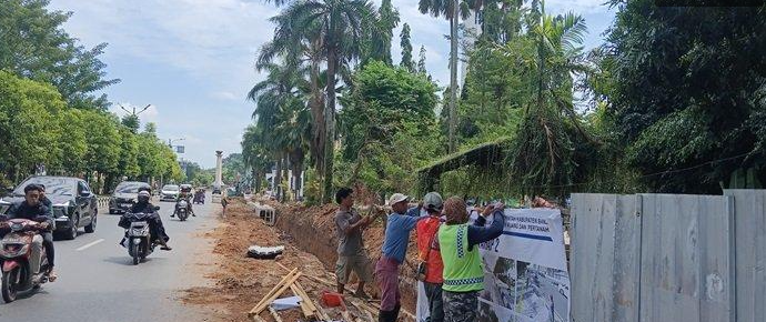 Halte bus yang terletak di depan Pengadilan Negeri Martapura menjadi sorotan utama masyarakat baru-baru ini. Diketahui bahwa halte tersebut terpengaruh oleh rencana pemugaran sistem drainase yang dilakukan oleh Dinas Pekerjaan Umum dan Penataan Ruang (PUPR) Kabupaten Banjar. Pemugaran ini penting untuk mengatasi permasalahan genangan air yang selama ini mengganggu kelancaran lalu lintas dan kenyamanan masyarakat. Dalam artikel ini, kita akan membahas lebih dalam mengenai dampak pemugaran drainase terhadap halte bus tersebut, langkah-langkah yang diambil oleh PUPR Banjar, serta harapan masyarakat terhadap proyek ini. 1. Dampak Pemugaran Drainase Terhadap Halte Bus Pemugaran drainase adalah langkah yang sangat diperlukan untuk mengatasi masalah banjir yang sering terjadi di wilayah Martapura. Namun, dampak dari pemugaran ini juga dirasakan oleh para pengguna jasa transportasi umum, khususnya di halte bus yang terletak di depan Pengadilan Negeri Martapura. Halte ini merupakan salah satu titik penting bagi masyarakat yang menggunakan transportasi umum sehari-hari. Dampak pertama yang dirasakan adalah penutupan sementara halte bus selama proses pemugaran. Penutupan ini berpotensi mengganggu mobilitas masyarakat, terutama mereka yang bergantung pada transportasi umum untuk keperluan sehari-hari. Ketersediaan alternatif jalur atau tempat menunggu bagi penumpang menjadi hal yang sangat penting untuk diperhatikan. Selain itu, penutupan ini juga dapat mengakibatkan penumpukan penumpang di lokasi-lokasi lain yang belum siap untuk menampung jumlah penumpang yang lebih banyak. Dampak kedua adalah potensi penurunan jumlah penumpang. Ketika halte tidak berfungsi, masyarakat mungkin memilih untuk menggunakan kendaraan pribadi atau mencari alternatif transportasi lain. Hal ini bisa berdampak jangka panjang pada jumlah pengguna transportasi umum di Martapura, yang tentunya akan mempengaruhi pendapatan operator transportasi. Ketiga, ketersediaan informasi yang jelas mengenai waktu pemugaran dan tahapan pekerjaan sangat penting untuk mengurangi kecemasan masyarakat. Banyak pengguna jasa transportasi yang merasa bingung dan khawatir jika mendapati halte bus yang ditutup tanpa adanya pemberitahuan sebelumnya. Oleh karena itu, transparansi informasi dari pihak PUPR Banjar sangat diperlukan untuk menjaga kepercayaan masyarakat. Secara keseluruhan, meskipun pemugaran drainase memiliki tujuan yang baik untuk meningkatkan infrastruktur dan mengurangi masalah banjir, dampak pada halte bus di depan Pengadilan Negeri Martapura harus diperhatikan secara serius. PUPR Banjar perlu melakukan koordinasi yang baik dengan semua pihak terkait agar proyek ini bisa berjalan lancar tanpa mengorbankan kenyamanan masyarakat. 2. Langkah-Langkah PUPR Banjar dalam Mengatasi Dampak Sedari awal, PUPR Banjar telah melakukan serangkaian langkah untuk meminimalisir dampak dari pemugaran drainase terhadap masyarakat, khususnya para pengguna transportasi umum. Pertama, PUPR Banjar telah melakukan sosialisasi kepada masyarakat mengenai rencana pemugaran yang akan dilakukan. Sosialisasi ini bertujuan untuk memberikan informasi yang jelas mengenai durasi pekerjaan, lokasi alternatif, serta rencana kerja yang akan dilakukan. Kedua, PUPR Banjar juga berkomitmen untuk menyediakan alternatif halte sementara selama proses pemugaran berlangsung. Hal ini bertujuan agar masyarakat tetap dapat menggunakan transportasi umum tanpa harus merasa khawatir kehilangan akses. Penempatan halte sementara ini harus dipilih dengan bijak, agar tetap mudah diakses dan tidak mengganggu arus lalu lintas yang ada. Ketiga, pihak PUPR Banjar juga berencana untuk bekerja sama dengan operator transportasi umum untuk menyesuaikan rute dan jadwal bus selama masa pemugaran. Dengan melakukan koordinasi yang baik, diharapkan pengguna jasa transportasi tidak mengalami kesulitan dan tetap bisa melanjutkan aktivitas mereka. Selain itu, PUPR Banjar juga berkomitmen untuk mempercepat proses pemugaran. Dalam beberapa pernyataannya, pihak PUPR menekankan bahwa pemugaran ini adalah proyek prioritas yang harus diselesaikan dalam waktu yang cepat dan efisien. Dengan demikian, masyarakat tidak perlu menunggu terlalu lama untuk kembali menggunakan halte bus seperti sebelumnya. 3. Harapan Masyarakat terhadap Proyek Pemugaran Masyarakat memiliki harapan yang tinggi terhadap proyek pemugaran drainase ini. Mereka menginginkan agar pemugaran tidak hanya sekadar menyelesaikan masalah genangan air, tetapi juga dapat mengoptimalkan fungsi infrastruktur transportasi umum di Martapura. Harapan ini menjadi penting mengingat transportasi umum adalah salah satu faktor utama dalam mendukung mobilitas masyarakat. Pertama, masyarakat berharap agar pemugaran drainase dapat mengurangi atau bahkan menghilangkan masalah banjir yang sering terjadi. Banyak jalan yang tergenang air pada saat hujan, sehingga mempengaruhi kelancaran transportasi. Jika drainase yang diperbaiki dapat berfungsi dengan baik, diharapkan akan mengurangi genangan air yang mengganggu. Kedua, masyarakat menginginkan agar proses pemugaran ini dilakukan dengan transparan dan berkelanjutan. Mereka berharap agar PUPR Banjar dapat memberikan informasi yang jelas mengenai tahapan pekerjaan, kendala yang mungkin terjadi, serta waktu penyelesaian proyek. Dengan begitu, masyarakat dapat menyesuaikan aktivitas mereka sesuai dengan perkembangan proyek yang ada. Ketiga, harapan lainnya adalah peningkatan kenyamanan di halte bus setelah pemugaran drainase selesai. Masyarakat ingin agar halte bus yang ada dapat diperbaiki dan ditata dengan lebih baik, sehingga tidak hanya berfungsi sebagai tempat menunggu, tetapi juga sebagai area yang bersih dan nyaman bagi penumpang. Fasilitas tambahan seperti tempat duduk, peneduh, dan papan informasi yang jelas juga sangat diharapkan. Keempat, masyarakat berharap agar pemugaran ini menjadi awal dari perbaikan infrastruktur transportasi umum di Martapura secara keseluruhan. Setelah pemugaran drainase, diharapkan ada perhatian lebih dari pemerintah terhadap peningkatan kualitas transportasi umum, sehingga masyarakat merasa nyaman menggunakan layanan tersebut. 4. Pentingnya Koordinasi Antara Pihak Terkait Koordinasi antara berbagai pihak sangatlah penting dalam memastikan keberhasilan proyek pemugaran drainase. PUPR Banjar tidak dapat bekerja sendiri dalam menyelesaikan masalah ini. Diperlukan kolaborasi dengan instansi lain, termasuk Dinas Perhubungan, operator transportasi umum, dan masyarakat itu sendiri. Koordinasi pertama yang perlu dilakukan adalah antara PUPR dan Dinas Perhubungan. Dinas Perhubungan memiliki peran penting dalam mengatur lalu lintas dan penggunaan transportasi umum di wilayah Martapura. Dengan adanya kerjasama ini, diharapkan dapat tercipta solusi yang lebih baik untuk pengguna jasa transportasi, seperti penempatan rute alternatif dan pengaturan jadwal bus. Selanjutnya, kerjasama dengan operator transportasi umum juga sangat penting. Operator perlu mendapatkan informasi yang jelas mengenai pemugaran yang sedang berlangsung agar mereka dapat menyesuaikan rute dan waktu tempuh bus. Hal ini tentunya akan sangat membantu pengguna jasa transportasi untuk tetap bisa beraktivitas tanpa merasa terganggu. Masyarakat juga memiliki peran penting dalam proses ini. Partisipasi aktif dari masyarakat dalam memberikan masukan atau saran akan sangat membantu pihak PUPR untuk lebih memahami kebutuhan mereka. Dengan adanya komunikasi yang baik antara pemerintah dan masyarakat, diharapkan proyek pemugaran ini dapat berjalan dengan lancar dan memberikan manfaat yang optimal bagi semua pihak.