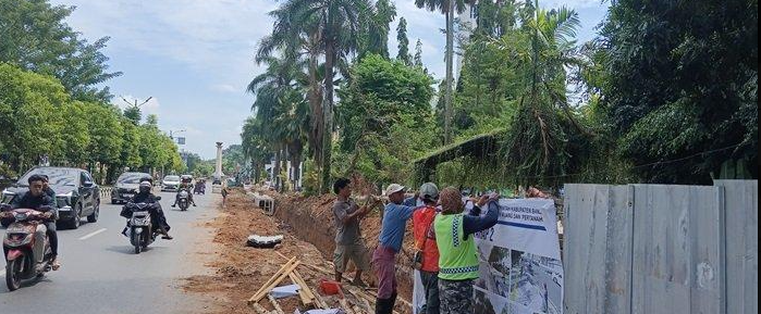 Pengadilan Negeri Martapura merupakan salah satu lembaga penting di Kabupaten Banjar, Kalimantan Selatan. Dengan berbagai aktivitas hukum dan peradilan yang berlangsung di lokasi ini, keberadaan halte bus yang strategis di depan gedung sangat mempengaruhi mobilitas masyarakat. Namun, belakangan ini, halte bus tersebut terdampak oleh pemugaran drainase yang dilakukan oleh Dinas Pekerjaan Umum dan Perumahan Rakyat (PUPR) Banjar. Pemugaran ini bertujuan untuk memperbaiki sistem drainase yang ada demi mengurangi risiko banjir dan meningkatkan infrastruktur kota. Artikel ini akan membahas lebih dalam mengenai kondisi terkini halte bus, dampak pemugaran terhadap masyarakat, respons dari PUPR Banjar, serta solusi yang diusulkan untuk meminimalkan dampak negatif tersebut. 1. Dampak Pemugaran Dranase Terhadap Halte Bus Pemugaran drainase di sekitar halte bus depan Pengadilan Negeri Martapura membawa sejumlah dampak yang signifikan. Pertama-tama, sementara pemugaran berlangsung, aksesibilitas halte bus terganggu. Hal ini menyebabkan penumpang yang biasanya menunggu angkutan umum di lokasi tersebut harus berpindah tempat, sehingga mereka harus berjalan lebih jauh untuk mendapatkan transportasi. Kedua, pemugaran yang berlangsung lama ini dapat mengakibatkan penurunan jumlah penumpang yang menggunakan halte bus tersebut. Masyarakat mungkin merasa enggan untuk menunggu di lokasi yang tidak nyaman dan berisiko. Hal ini tentu saja berpotensi mengurangi pendapatan pengusaha transportasi, yang bergantung pada arus penumpang yang stabil. Ketiga, pemugaran drainase sering kali mengakibatkan ketidaknyamanan karena suara bising dan debu yang dihasilkan dari pekerjaan konstruksi. Ini dapat menciptakan suasana yang kurang ramah bagi penumpang dan masyarakat sekitar. Namun, penting untuk dipahami bahwa pemugaran ini dilakukan dengan tujuan jangka panjang, yaitu untuk mengurangi masalah banjir yang sering terjadi di Martapura. Keempat, keberadaan material konstruksi dan alat berat di area halte bus dapat menciptakan bahaya bagi keselamatan pengguna jalan. Oleh karena itu, perlu ada tanda-tanda peringatan yang jelas dan pengaturan lalu lintas yang baik agar tidak menambah risiko kecelakaan. Dalam konteks ini, penting bagi pihak PUPR untuk berkomunikasi dengan warga dan pengguna transportasi agar mereka memahami tujuan dari pemugaran ini. Dengan cara ini, diharapkan masyarakat bisa lebih sabar dan mengerti jika ada ketidaknyamanan sementara yang mereka alami. 2. Tanggapan Masyarakat Terhadap Pemugaran Masyarakat memiliki beragam tanggapan terkait pemugaran drainase dan dampaknya terhadap halte bus. Di satu sisi, ada yang memahami dan mendukung upaya pemerintah untuk memperbaiki infrastruktur. Mereka menyadari bahwa perbaikan drainase adalah langkah penting untuk mencegah banjir yang sering terjadi terutama saat musim hujan. Namun, di sisi lain, banyak juga yang merasa khawatir dan kecewa atas kondisi yang harus mereka hadapi selama pemugaran berlangsung. Beberapa di antaranya mengeluhkan kurangnya informasi mengenai berapa lama proyek ini akan berlangsung dan bagaimana mereka bisa mendapatkan akses ke transportasi umum selama periode ini. Ungkapan kekhawatiran ini mencerminkan kebutuhan akan transparansi dari pihak pemerintah. Kekhawatiran ini juga tidak lepas dari aspek ekonomi, di mana banyak pedagang kecil di sekitar halte bus yang bergantung pada arus penumpang untuk pendapatan mereka. Ketika jumlah penumpang menurun, mereka pun merasakan dampak langsung pada pendapatan harian mereka. Oleh karena itu, aspirasi masyarakat agar ada solusi alternatif oleh pihak pemerintah sangat tinggi. PUPR Banjar diharapkan dapat lebih proaktif dalam melakukan sosialisasi kepada masyarakat mengenai tahapan pemugaran, termasuk estimasi waktu penyelesaian dan kemungkinan dampak yang ditimbulkan. Dengan komunikasi yang baik, diharapkan masyarakat bisa lebih memahami situasi yang ada dan bersikap lebih sabar. 3. Janji PUPR Banjar Untuk Mengatasi Masalah Dinas PUPR Banjar berkomitmen untuk menyelesaikan proyek pemugaran drainase ini secepat mungkin. Dalam beberapa pernyataan, mereka menegaskan bahwa proyek ini tidak hanya akan memperbaiki drainase, tetapi juga akan mengintegrasikan berbagai aspek infrastruktur yang lain, termasuk penataan ulang halte bus. PUPR juga berjanji untuk menjaga komunikasi yang baik dengan masyarakat. Mereka merencanakan untuk mengadakan sosialisasi dan rapat dengan tokoh masyarakat agar semua pihak mendapatkan informasi yang jelas mengenai proyek ini. Dengan cara ini, mereka berharap dapat mengurangi ketidakpahaman dan mendengarkan aspirasi warga. Dalam upaya untuk meminimalkan dampak negatif selama masa pemugaran, PUPR berkomitmen untuk menyediakan jalur alternatif bagi penumpang. Hal ini penting untuk memastikan bahwa masyarakat tetap memiliki akses yang memadai ke transportasi umum selama proses tersebut. Selain itu, pihak PUPR juga akan melakukan evaluasi berkala untuk memastikan bahwa proyek berjalan sesuai rencana dan tidak mengganggu aktivitas sehari-hari masyarakat. Mereka berharap dengan pendekatan ini, masyarakat bisa lebih kooperatif dan bersabar dengan segala ketidaknyamanan yang terjadi. 4. Rencana Pemulihan Pasca Pemugaran Setelah pemugaran drainase selesai, pihak PUPR memiliki rencana pemulihan untuk area halte bus di depan Pengadilan Negeri Martapura. Salah satu langkah yang direncanakan adalah melakukan penataan ulang agar halte bus lebih nyaman dan aman bagi pengguna. Dalam rencana pemulihan, PUPR juga mempertimbangkan untuk menambahkan fasilitas lain seperti tempat duduk yang lebih baik, penambahan penerangan, serta tanda-tanda informasi yang jelas. Semua ini bertujuan untuk meningkatkan pengalaman pengguna transportasi umum. Pengawasan pasca pemugaran juga menjadi fokus, di mana pihak PUPR akan terus memantau kondisi drainase dan halte bus agar tidak terjadi masalah di kemudian hari. Jika ada keluhan dari masyarakat, PUPR berjanji untuk segera menindaklanjuti agar masalah tersebut dapat teratasi. Diharapkan, dengan langkah-langkah pemulihan ini, masyarakat dapat kembali merasa nyaman saat menggunakan transportasi umum di sekitar halte bus tersebut. Rencana pemulihan ini tidak hanya bertujuan untuk memperbaiki infrastruktur, tetapi juga untuk meningkatkan kepercayaan masyarakat terhadap program-program yang dijalankan oleh pemerintah.